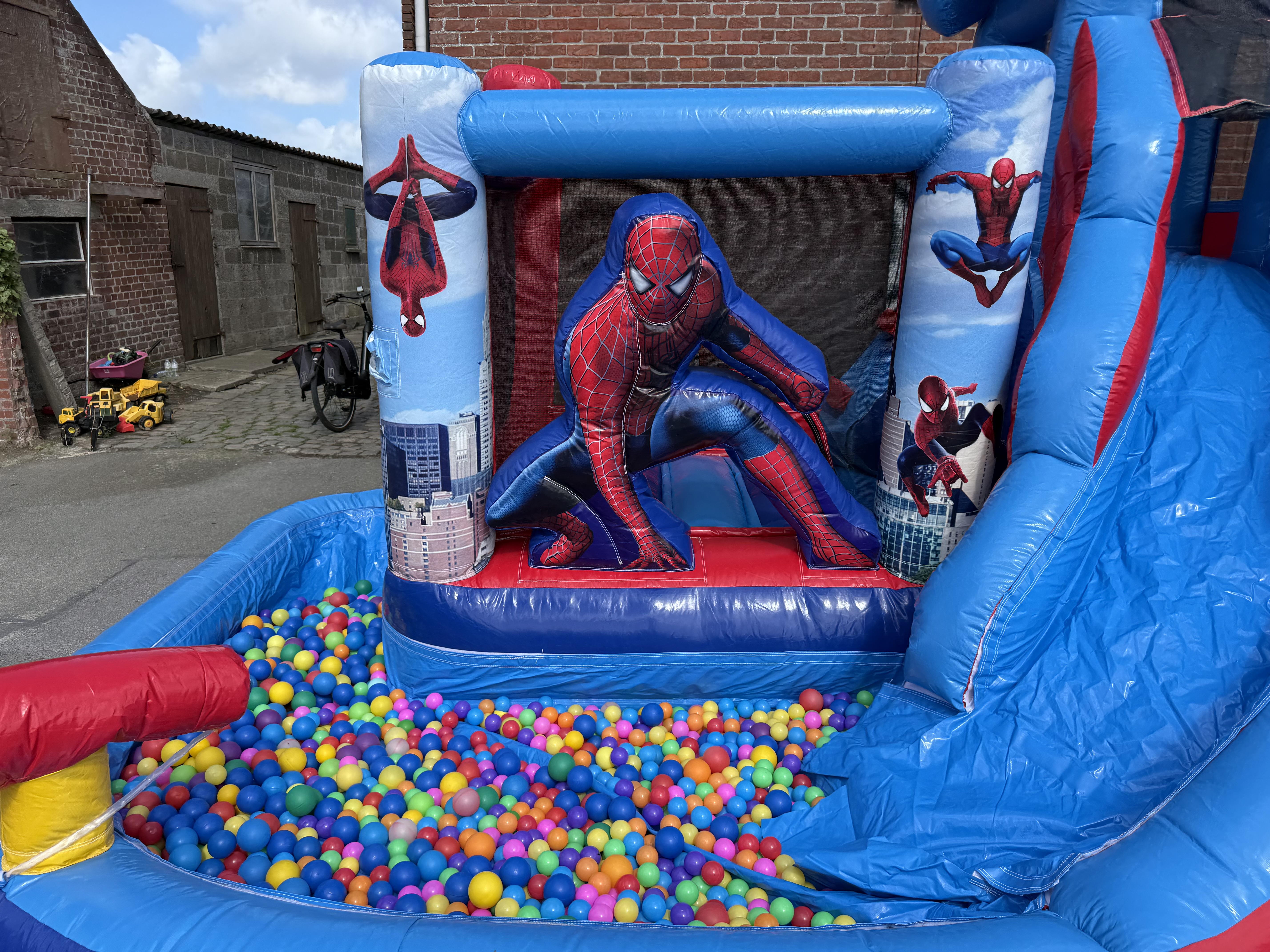 Spiderman met water - ballenbad